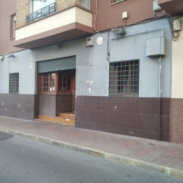 Local comercial con salida de humos junto a plaza.
