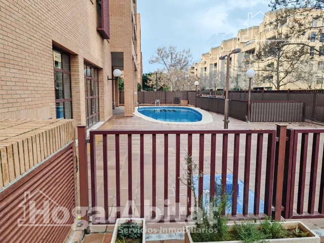 EN RESIDENCIAL CON PISCINA, GARAJE Y TERRAZA EN CAMPANAR - foto 2