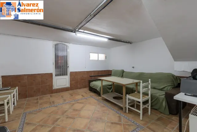 Casa independiente con piscina en La Zubia. — 32