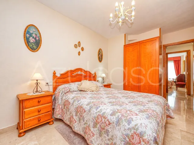 Piso en venta de 4 dormitorios y 2 baños completos con garaje Junto al Mercado Central de Alicante — 17