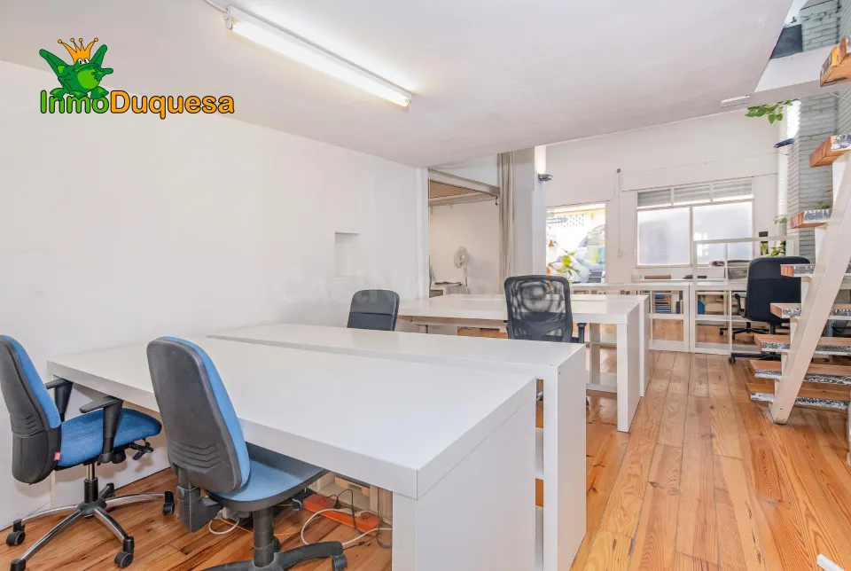Local comercial de 87 m2 junto a calle Obispo Hurtado. Con doble altura.