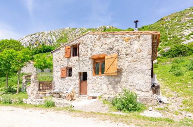 CABAÑA DE PIEDRA EN EL CORAZÓN DE LOS PICOS DE EUROPA - foto 2