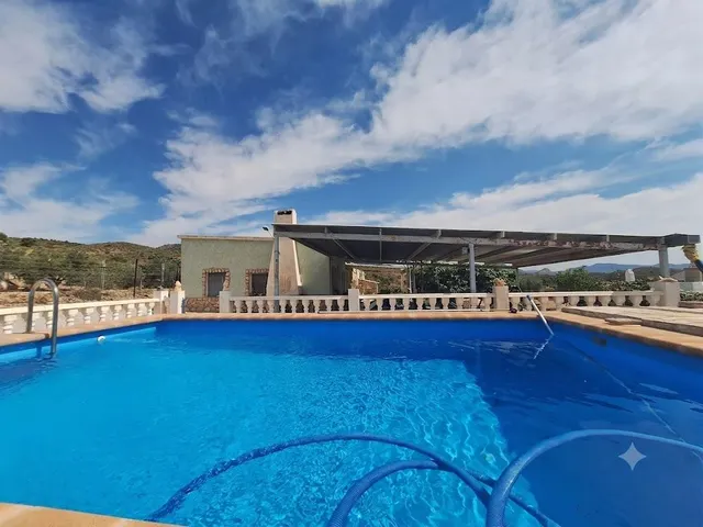 ¡Chalet con piscina a 858 €/m2!  4.000 m2 de parcela, 4 dormitorios y espacio para otra vivienda de 90 m2 — 45