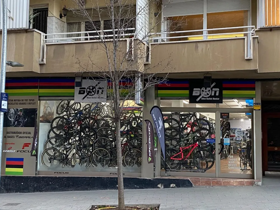 LOCAL COMERCIAL IDEAL INVERSORES EN ZONA PISCINAS DE MANRESA