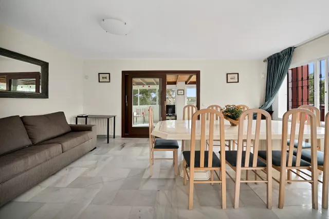 Alquiler larga temporada - Villa Privada con Piscina y Amplio Jardín en Cerrado de Elviria, Marbella — 15