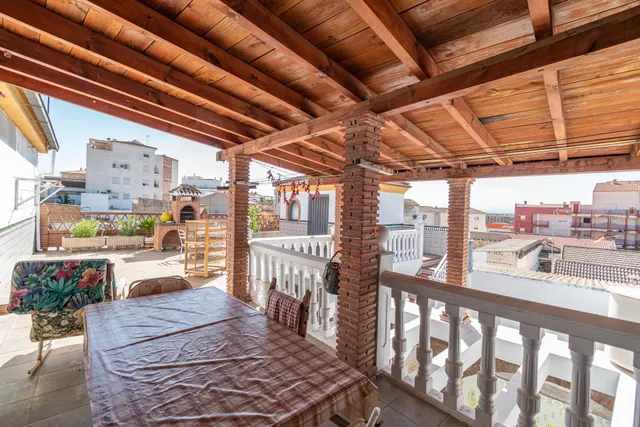 Gran Casa en Esquina en Atarfe – 4 Dormitorios, Piscina, Garaje y Espacio Comercial — 46