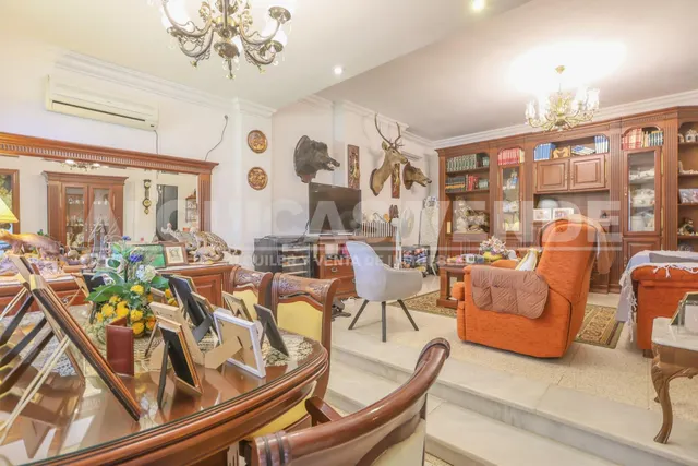 ¡Gran Oportunidad de Inversión! Parcela urbana de 2.400 m2 segregable en 3 parcelas de 800 m2 con chalet existente en Urb. Santa Genoveva — 18