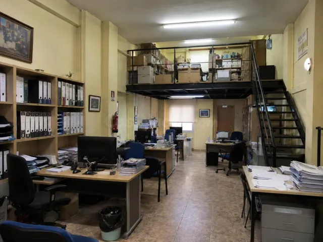 ¡LOCAL COMERCIAL CON ALTILLO EN UNA DE LAS MEJORES ZONAS DE  - foto 2