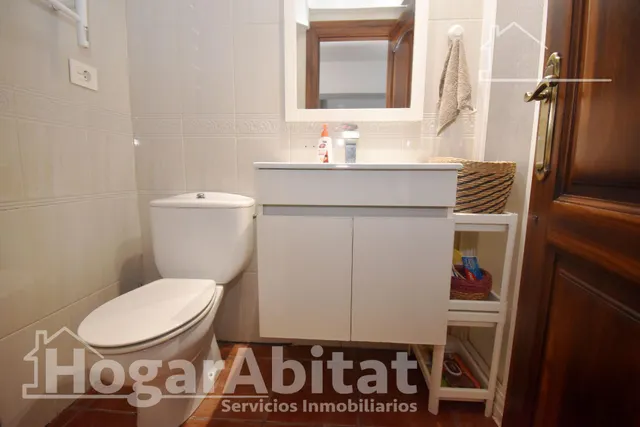 Atractivo chalet amplio con piscina privada, garaje y terraza, todo amueblado y cerca de la playa. — 48