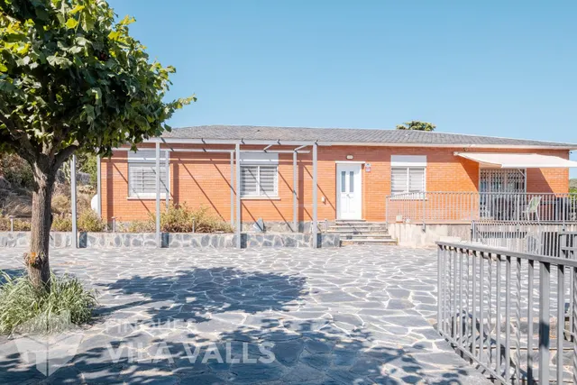 Casa a quatre vents amb gran terrassa i garatge per a 2 cotxes — 48