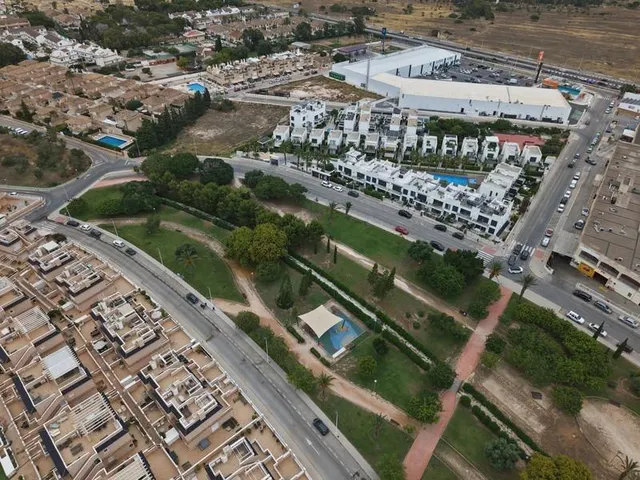 Adosado de 3 dormitorios con gran espacio exterior en Punta Prima — 41