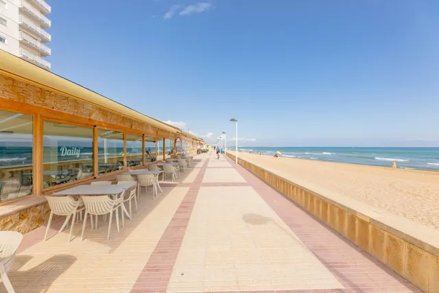 LUMINOSO APARTAMENTO CON VISTAS AL MAR A LA PLAYA DE DAIMÚS. — 29