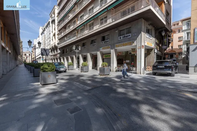 LOCAL COMERCIAL JUNTO A ÁNGEL GANIVET | ESPACIO Y UBICACIÓN. — 2