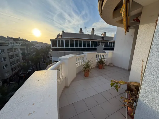 ¡fantástico apartamento con gran terraza y solárium en Torrevieja! ☀️ a 50 metros de la playa de los locos — 24