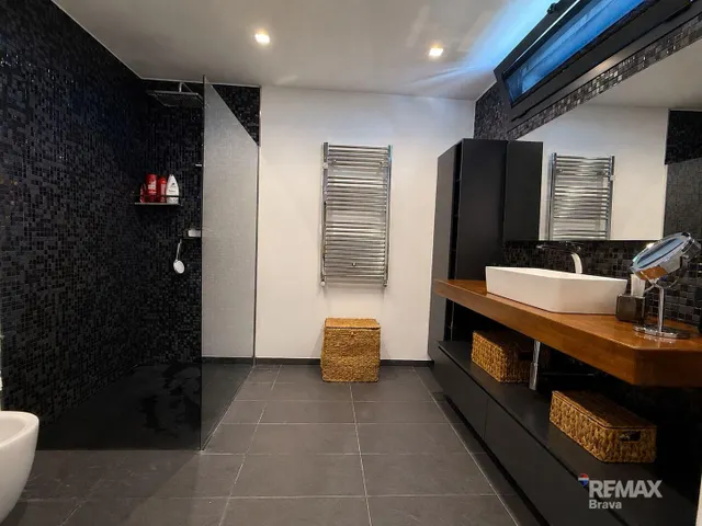 Preciosa casa independiente con pisicna — 26