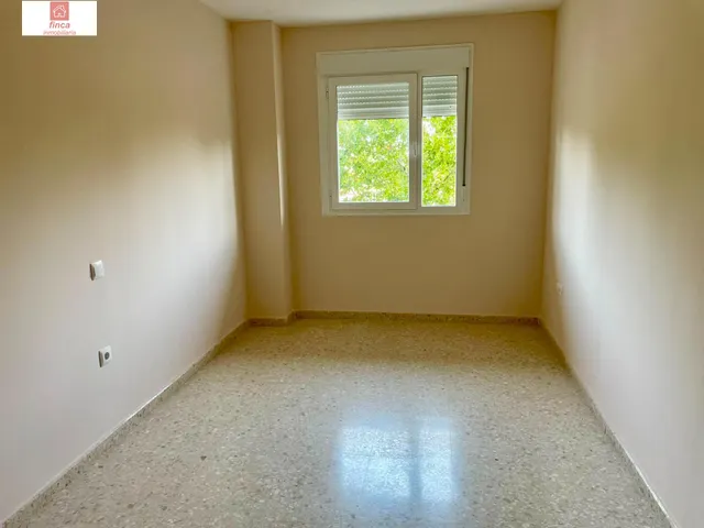 ALQUILER PISO EN BADAJOZ, DETRAS HOSPITAL UNIVERSITARIO, PISO SIN AMUEBLAR, COCINA AMUEBLADA Y EQUIPADA, CLIMATIZADO, CON ASCENSOR Y GARAJE, LUMINOSO — 18