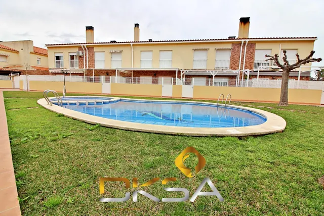 Precioso chalet adosado con piscina comunitaria a un paso de