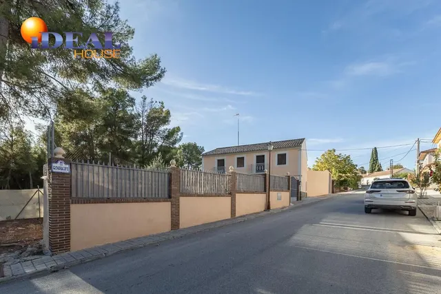 Amplia casa independiente de seis dormitorios a un paso del pantano de los Bermejales — 47