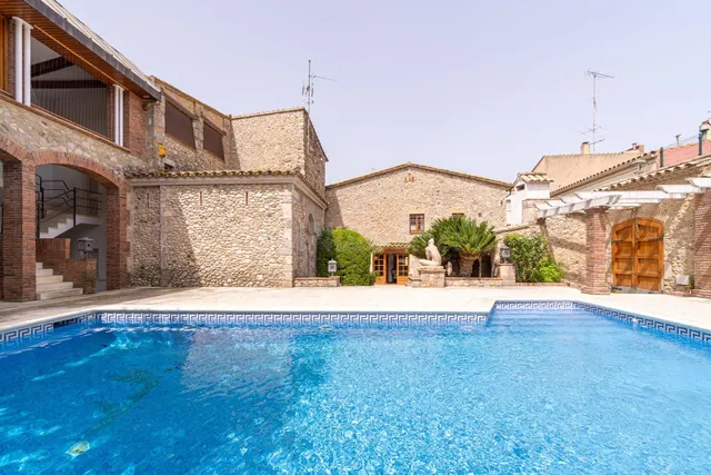 Tres increibles casas unidas por agradables patios y jardine