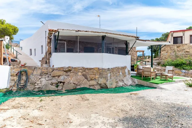"Carácter rústico junto al mar, tu chalet para reinventar." — 3