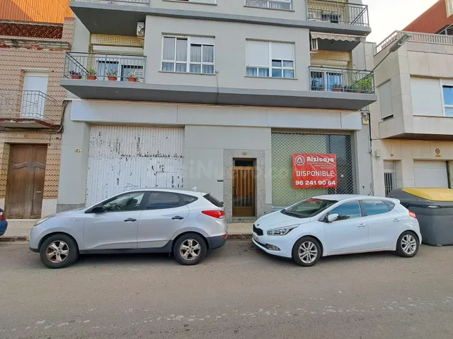 LOCAL DE MÁS DE 700 M2 EN VENTA O ALQUILER