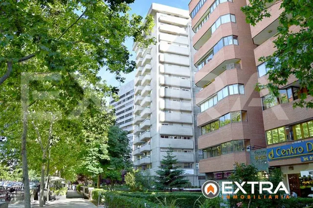 Piso sin amueblar de 5 dormitorios, garaje doble y trastero 