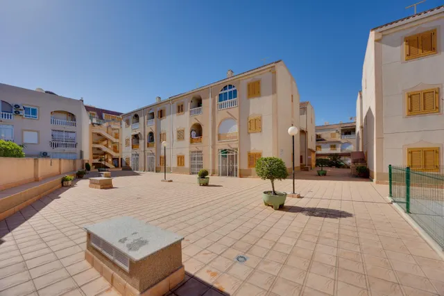 Apartamento de 3 dormitorios y piscina comunitaria en Acequion, Torrevieja — 22