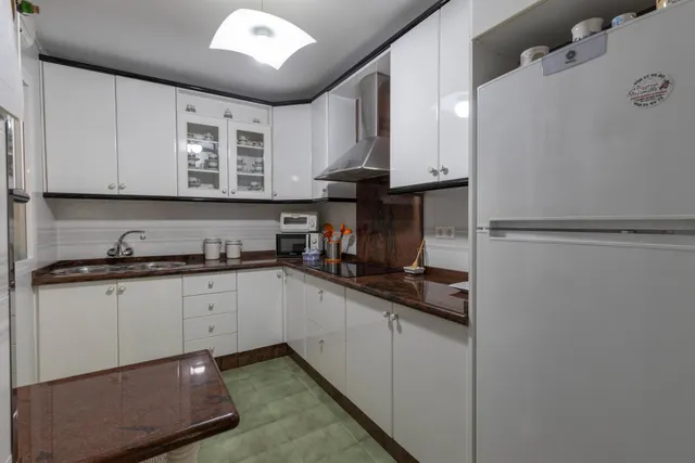 Amplio piso de 4 dormitorios en la prestigiosa urbanización Las Brisas – La Chana — 12