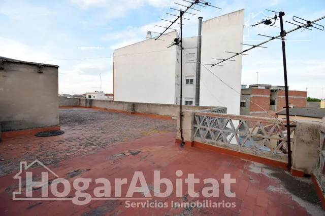 Gran casa de pueblo esquinera con trastero y terraza — 17