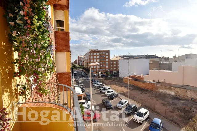 ¡LUZ A RAUDALES! AMPLIO, ALTO Y ESQUINERO CON BALCÓN Y DOS PLAZAS DE GARAJE — 14