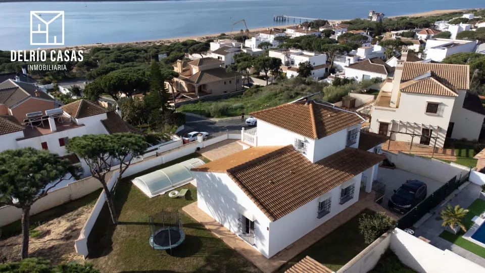 Exclusivo chalet independiente con apartamento auxiliar, piscina cubierta y vistas al mar en mazagón