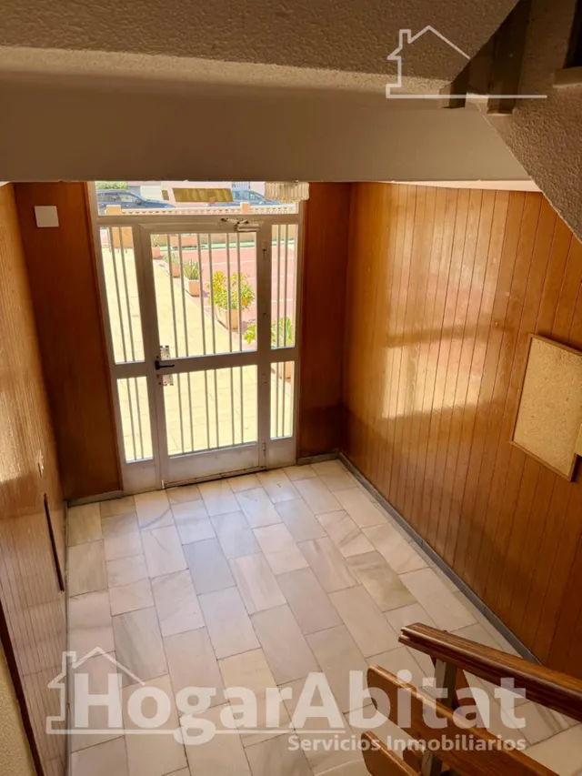 Disfruta del sol y la brisa del mar en este piso reformado con piscina, terraza y parking junto a la playa — 29
