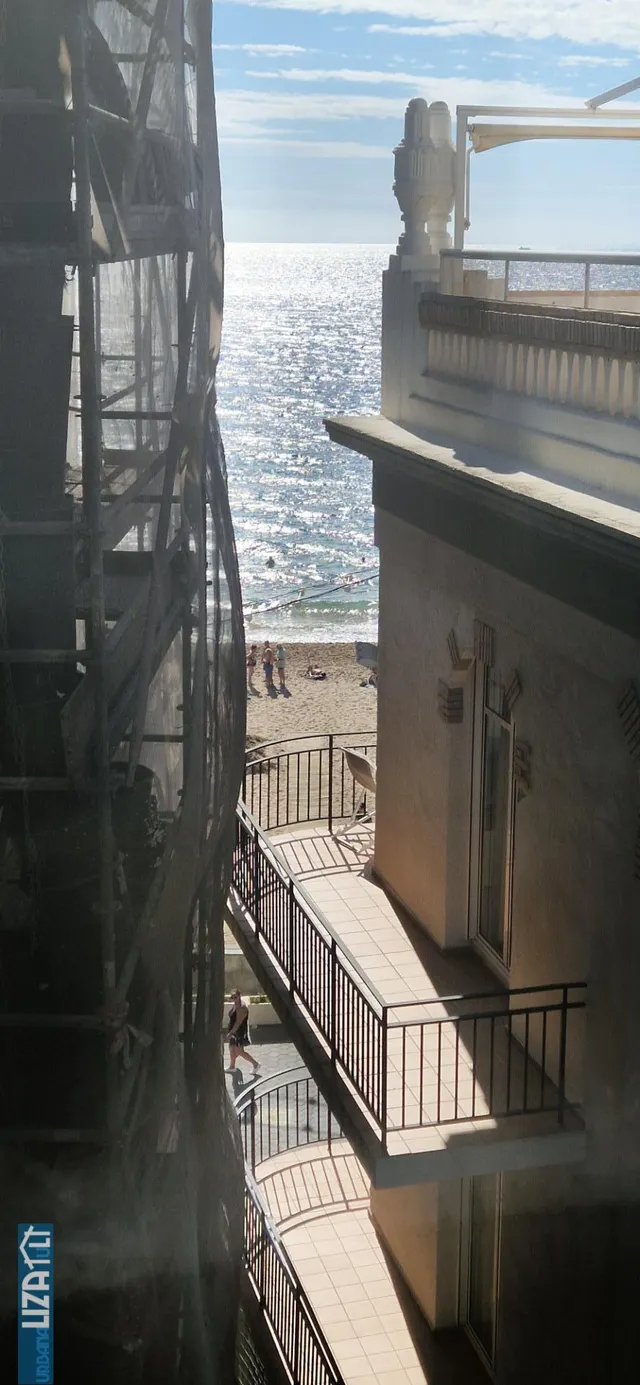 Amplio Piso en Primera Línea de Playa de Levante con Potencial — 10