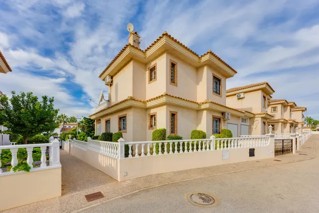 Exclusiva Villa con Jardin de ensueño en Los Dolses, a pasos de La Zenia Boulevard — 11