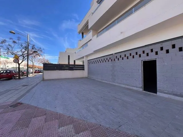 Local diafano de 400m2. — 3