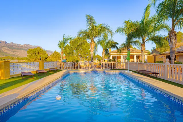 Villa exclusiva en La Nucía | parcela de 3.947 m2, piscina privada y amplias zonas de ocio — 12
