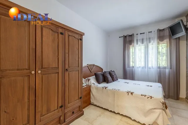 Chalet independiente con pozo propio y placas solares — 13