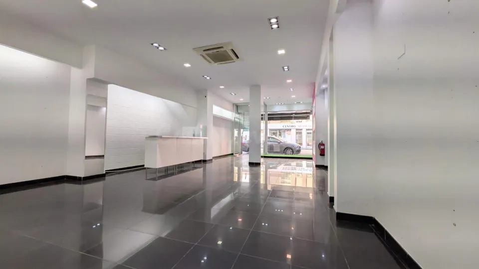 ¡GRAN LOCAL COMERCIAL EN ALQUILER, ELCHE, JUNTO A HIPERBER Y REINA VICTORIA, 150 M2, ASEO Y CRISTALERA A LA CALLE!