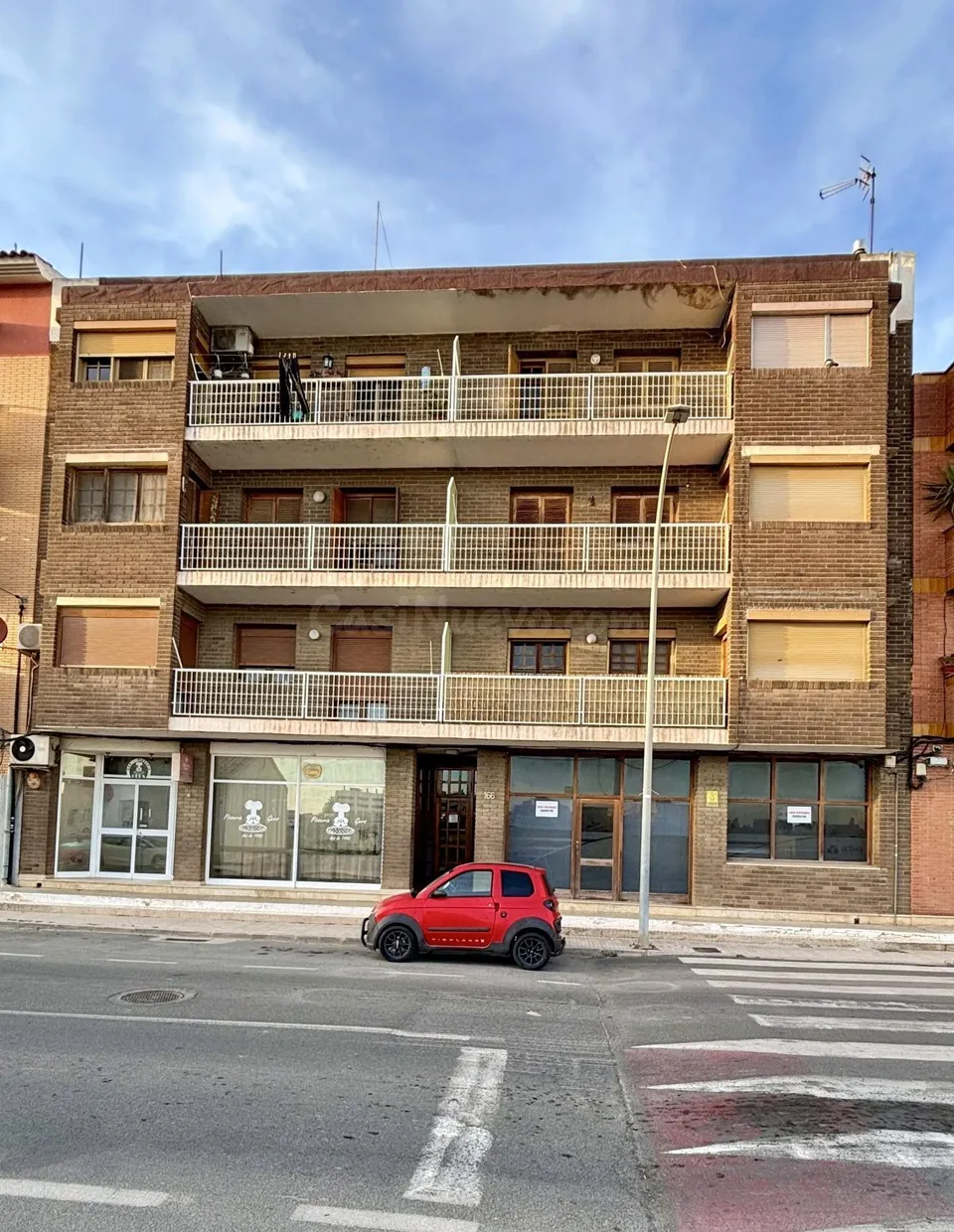 Piso de 4 habitaciones con garaje privado, dos balcones y vistas despejadas en el centro de Deltebre