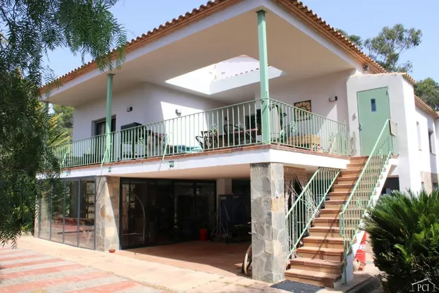 Casa individual en gran parcela ubicada en una zona tranquil