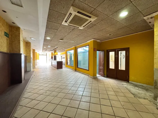 ¿Buscas un espacio listo para arrancar tu panadería-cafetería a solo unos pasos del Mediterráneo? Este amplio local en pleno centro de Pinedo combina la afluencia turística de la playa con la cli — 12