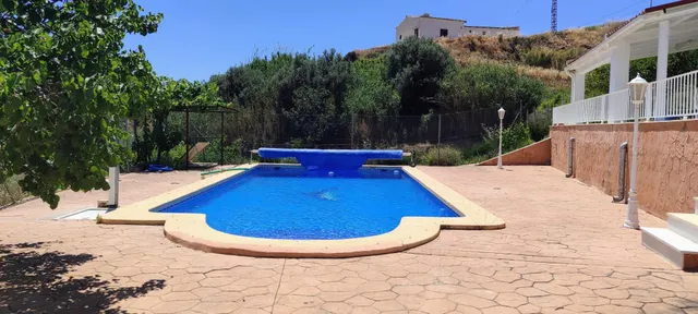 CASA EN FINES ( ALMERIA ) DE 4 habitaciones CON TERRENO Y PISCINA. — 2