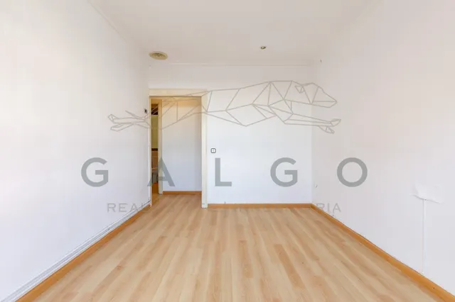 Piso a la venta junto a la plaza del ayuntamiento — 35
