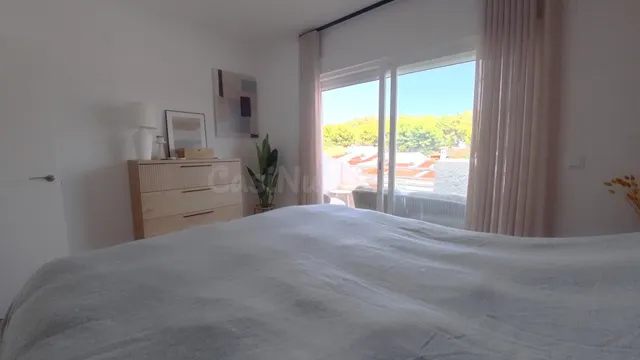 Adosado reformado de tres habitaciónes más apartamento con parking y piscina comunitaria. — 22