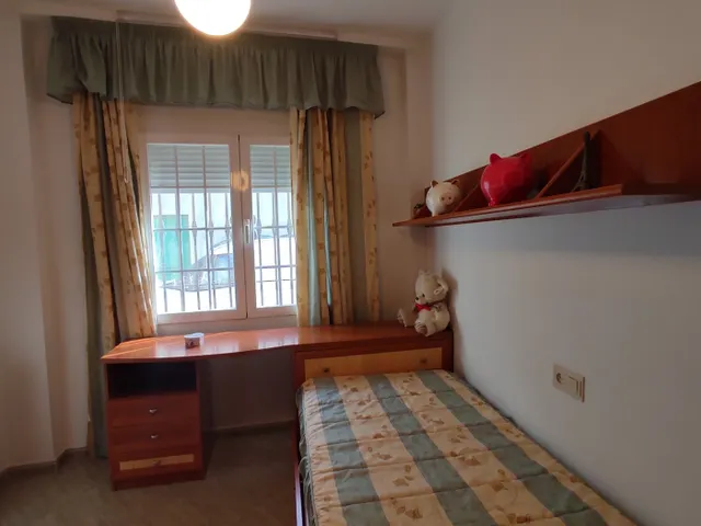CASA EN UNA PLANTA !! Tres dormitorios, dos baños, patio, cochera. — 12