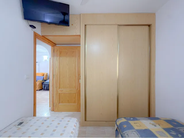 Centro! Estupendo apartamento con 2 dormitorios y 2 baños + Terraza con vistas laterales al mar + Piscina comunitaria — 13