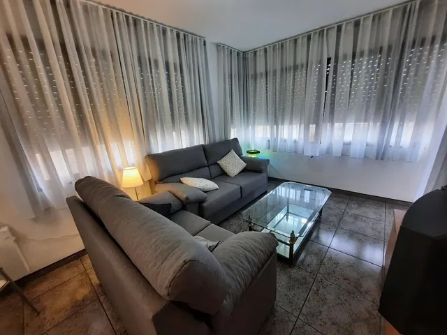 Casa esquinera, de 3 dormitorios, terraza, azotea. Dispone de 2 locales comenrciales. MUY CÉNTRICA — 9