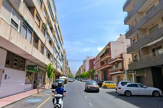 Apartamento céntrico y espacioso (89 m2 - 2.ª planta) con 4 dormitorios, balcón orientado al sur y a tan solo 550 m de la playa. — 45