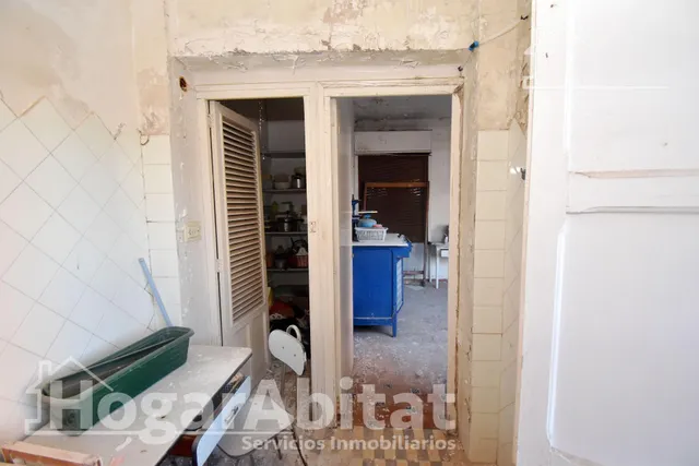 ¡Hazla a tu gusto! Casa amplia y luminosa de tres alturas para reformar, cerca del ayuntamiento — 38