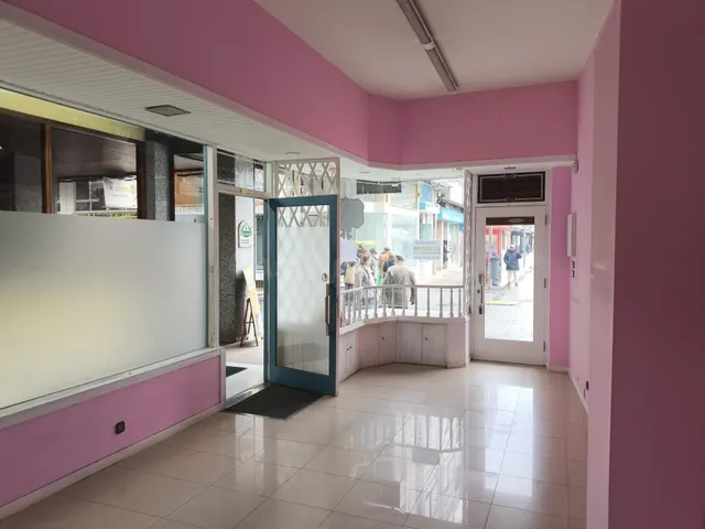 Oportunidad de Alquiler en el Corazón de Carballo: Local Com - foto 5